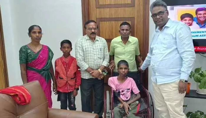రాకేష్ కు మెరుగైన వైద్యం అందించాలి.. నిమ్స్ వైద్యులకు సీఎం ఆదేశాలు రాకేష్ కు మెరుగైన వైద్యం అందించాలి.. నిమ్స్ వైద్యులకు సీఎం ఆదేశాలు