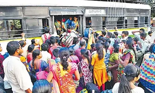 ఆర్టీసీకి సవాలుగా మారిన ‘మహాలక్ష్మి’ స్కీమ్.. బస్సుల కొరతతో ప్రయాణికుల కలత!