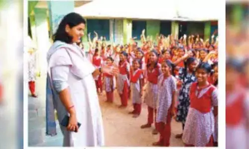 ఏసీ గదులు వదిలి ఫీల్ట్‌లోకి.. క్షేత్ర స్థాయిలో పర్యటిస్తున్న ఐఏఎస్‌లు