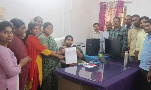 పారితోషికం వెంటనే చెల్లించాలి.. సమగ్ర కుటుంబ సర్వే చేసిన ఉద్యోగుల డిమాండ్