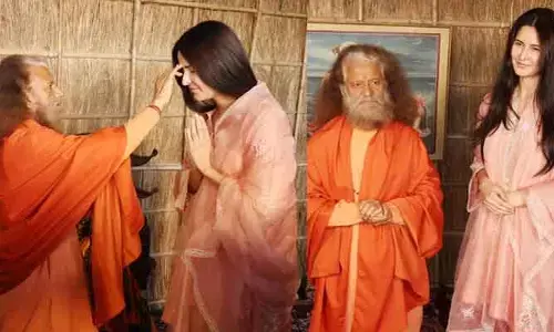 థియేటర్లలో కాసుల వర్షం కురిపిస్తోన్న ఛావా చిత్రం..  మహాకుంభమేళాను సందర్శించుకున్న నటి కత్రినాకైఫ్ ఫ్యామిలీ