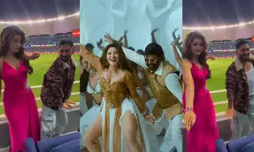 స్టేడియంలో ఊర్వశి దబిడి దబిడి మాస్ స్టెప్పులు.. డ్యాన్స్ చేస్తుండగానే ముద్దు పెట్టిన వ్యక్తి