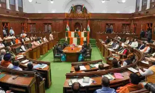ఢిల్లీ అసెంబ్లీలో గందరగోళం.. అందరినీ బయటకి లాక్కెళ్లిన మార్షల్స్