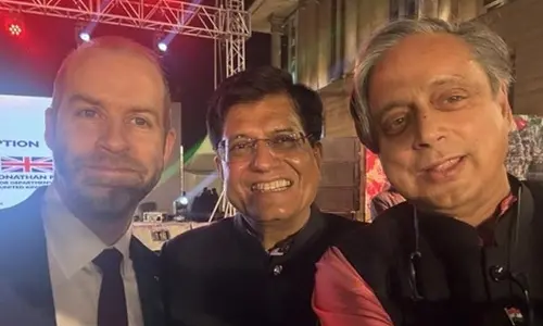Shashi: పీయూష్ గోయల్‌తో శశిథరూర్ సెల్ఫీ.. పార్టీ మార్పు ఖాయమంటూ ఊహాగానాలు !