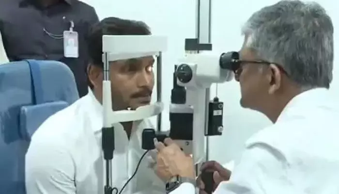 Ys Jagan: జగన్ కు కంటి పరీక్ష.. ఎందుకంటే.. Ys Jagan: జగన్ కు కంటి పరీక్ష.. ఎందుకంటే..