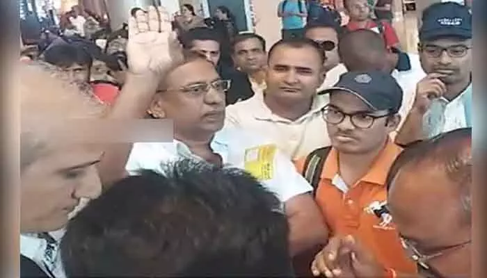 Shamshabad Airport: శంషాబాద్ ఎయిర్పోర్టులో ప్రయాణికుల ఆందోళన.. అసలు విషయం ఇదే! Shamshabad Airport: శంషాబాద్ ఎయిర్పోర్టులో ప్రయాణికుల ఆందోళన.. అసలు విషయం ఇదే!