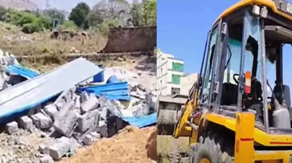 Ap: రెచ్చిపోయిన కబ్జాదారులు.. రెవెన్యూ సిబ్బందిపై కొడవళ్లతో దాడి Ap: రెచ్చిపోయిన కబ్జాదారులు.. రెవెన్యూ సిబ్బందిపై కొడవళ్లతో దాడి