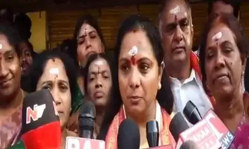 Kavitha : చేనేత కార్మికులను ప్రభుత్వం ఆదుకోవాలి: కవిత