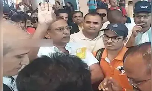 Shamshabad Airport: శంషాబాద్ ఎయిర్‌పోర్టులో ప్రయాణికుల ఆందోళన.. అసలు విషయం ఇదే!