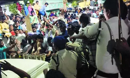 AP: శ్రీకాటికోటేశ్వరస్వామి ఉత్సవాల్లో రెండు వర్గాల ఘర్షణ.. ఉద్రిక్తత