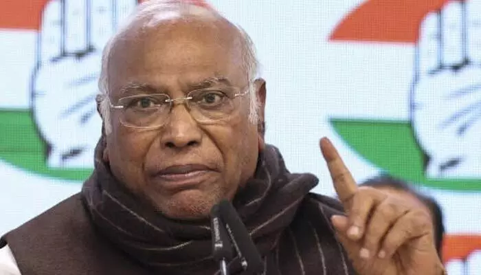 Karge: వికసిత్ భారత్తో ప్రజల జేబులు ఖాళీ.. కాంగ్రెస్ చీఫ్ ఖర్గే Karge: వికసిత్ భారత్తో ప్రజల జేబులు ఖాళీ.. కాంగ్రెస్ చీఫ్ ఖర్గే