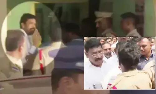 Posani: పోసానిని కలిసేందుకు వైసీపీ నేతల యత్నం.. ఓబులవారిపల్లె పీఎస్ వద్ద ఉద్రిక్తత