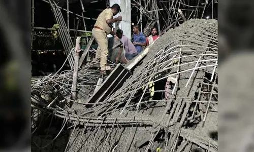 Big Breaking News : HCU లో కుప్పకూలిన భవనం