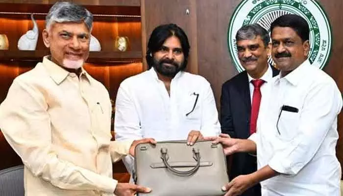 కాసేపట్లో ఏపీ కేబినెట్ భేటీ.. 11 గంటలకు అసెంబ్లీలో వార్షిక బడ్జెట్ కాసేపట్లో ఏపీ కేబినెట్ భేటీ.. 11 గంటలకు అసెంబ్లీలో వార్షిక బడ్జెట్