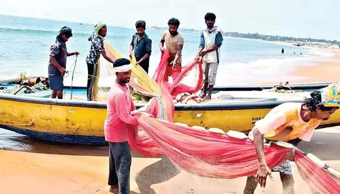 Good News: మత్స్యకారులకు రూ. 20 వేలు Good News: మత్స్యకారులకు రూ. 20 వేలు