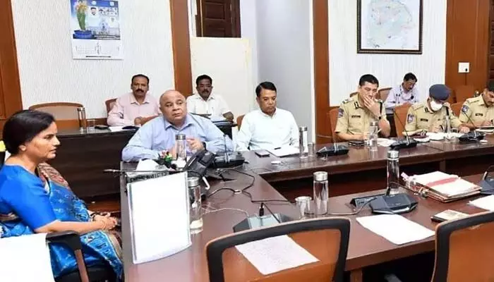 Chief Secretary: తెలంగాణలో మరోసారి ఉపరాష్ట్రపతి పర్యటన.. ఏర్పాట్లపై సీఎస్ సమీక్ష Chief Secretary: తెలంగాణలో మరోసారి ఉపరాష్ట్రపతి పర్యటన.. ఏర్పాట్లపై సీఎస్ సమీక్ష