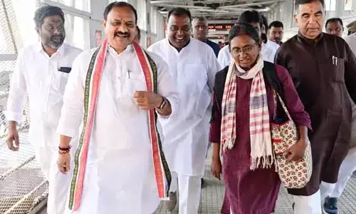 Meenakshi Natarajan: హైదరాబాద్‌కు చేరుకున్న మీనాక్షి నటరాజన్.. స్వాగతం పలికిన కాంగ్రెస్ శ్రేణులు