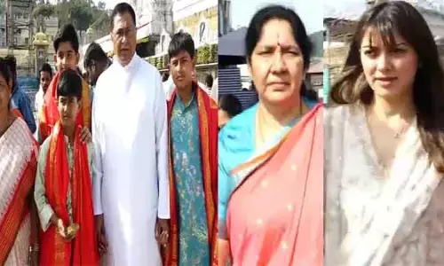 Tirumala : తిరుమల శ్రీవారి సేవలో ప్రముఖుల సందడి