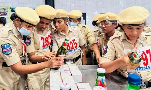 మహిళ శిక్షణ ఎక్సైజ్‌ కానిస్టేబుళ్లకు బీరు కంపెనీ పరిశీలిన అవకాశం