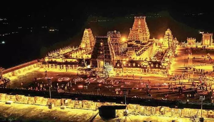 యాదగిరిగుట్టలో పెరిగిన భక్తుల రద్దీ యాదగిరిగుట్టలో పెరిగిన భక్తుల రద్దీ