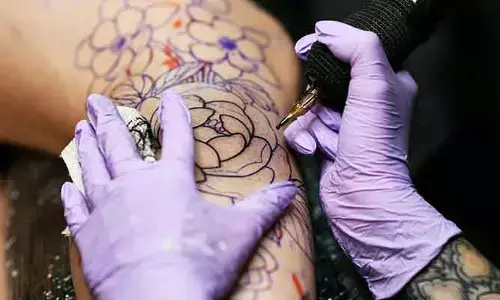 Tattoo: టాటూలు వేయించుకోవాలి అనుకుంటున్నారా? కర్ణాటక ప్రభుత్వం వార్నింగ్!