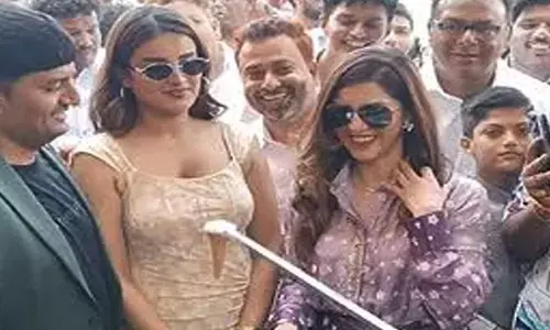 వైఎస్సార్‌ జిల్లాలో హీరోయిన్ మెహ్రీన్‌, నిధి అగర్వాల్‌ సందడి
