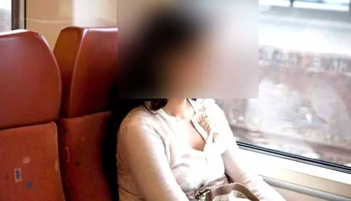 భర్త, ఇద్దరు పిల్లలను వదిలేసి.. ప్రియుడితో పారిపోయిన వివాహిత భర్త, ఇద్దరు పిల్లలను వదిలేసి.. ప్రియుడితో పారిపోయిన వివాహిత