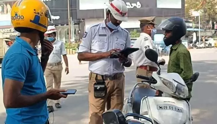 రాష్ట్రంలో కొత్త ట్రాఫిక్ రూల్స్.. నిబంధనలు పాటించకపోతే! రాష్ట్రంలో కొత్త ట్రాఫిక్ రూల్స్.. నిబంధనలు పాటించకపోతే!