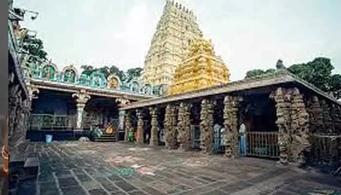 శ్రీశైలంలో భక్తులకు నకిలీ టికెట్లు.. ఇద్దరి అరెస్ట్ శ్రీశైలంలో భక్తులకు నకిలీ టికెట్లు.. ఇద్దరి అరెస్ట్