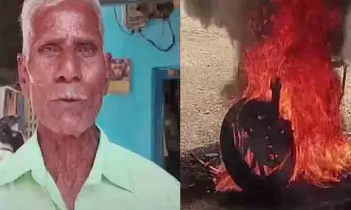 నడిరోడ్డుపై ఎలక్ట్రిక్ బైక్ దగ్ధం.. భయంతో పరుగులు తీసిన జనం