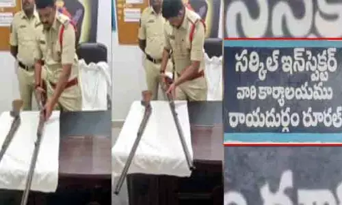 Ap News: పొలంలో నాటు తుపాకులు.. పోలీసుల హెచ్చరిక ఇదే..!