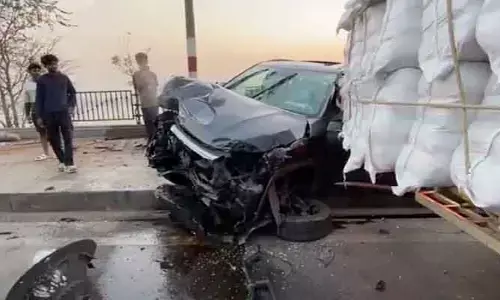 Accident: ఎన్టీఆర్ ఘాట్ వద్ద కారు బీభత్సం.. తప్పిన పెను ప్రమాదం
