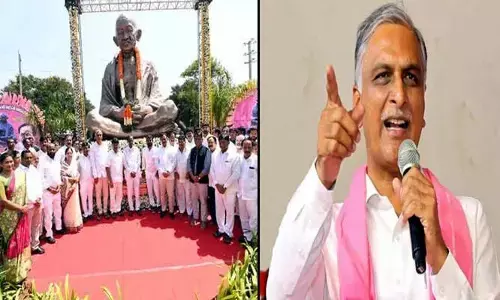 ఓ మహాత్మా మన్నించు! దీన స్థితిలో గాంధీ ఆసుపత్రి బాపు విగ్రహం : హరీశ్‌రావు ఫైర్
