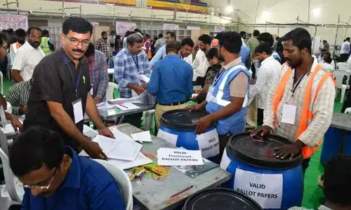 MLC counting: కరీంనగర్‌ ఎమ్మెల్సీ కౌంటింగ్ సెంటర్ దగ్గర ఉద్రిక్తత.. రీ పోలింగ్ కు డిమాండ్