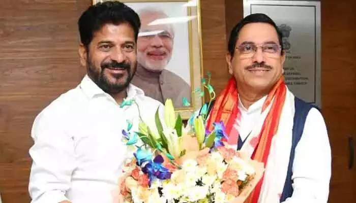 CM Revanth: కేంద్ర మంత్రి ప్రహ్లాద్ జోషితో సీఎం రేవంత్ భేటీ.. ఆ అంశాలపై కీలక చర్చ! CM Revanth: కేంద్ర మంత్రి ప్రహ్లాద్ జోషితో సీఎం రేవంత్ భేటీ.. ఆ అంశాలపై కీలక చర్చ!