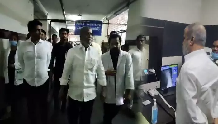 Gandhi: గాంధీ హాస్పటల్లో మంత్రి దామోదర ఆకస్మిక తనిఖీలు.. అధికారులపై సీరియస్! Gandhi: గాంధీ హాస్పటల్లో మంత్రి దామోదర ఆకస్మిక తనిఖీలు.. అధికారులపై సీరియస్!