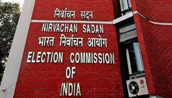 EC: సేమ్ నంబర్ ఓటర్ కార్డుల ఆరోపణలు.. మార్చి 31 వరకు రాష్ట్ర అధికారులకు ఈసీ డెడ్ లైన్ EC: సేమ్ నంబర్ ఓటర్ కార్డుల ఆరోపణలు.. మార్చి 31 వరకు రాష్ట్ర అధికారులకు ఈసీ డెడ్ లైన్
