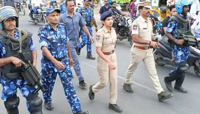ప్రజలకు మేమున్నామనే భరోసా కల్పించడానికే ఫ్లాగ్ మార్చ్ ప్రజలకు మేమున్నామనే భరోసా కల్పించడానికే ఫ్లాగ్ మార్చ్