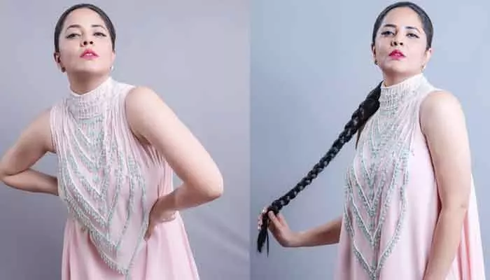 హాట్ యాంకర్ అందాల ఆరబోత.. ఎర్రటి పెదాలు, మత్తెక్కించే కళ్లతో.. హాట్ యాంకర్ అందాల ఆరబోత.. ఎర్రటి పెదాలు, మత్తెక్కించే కళ్లతో..