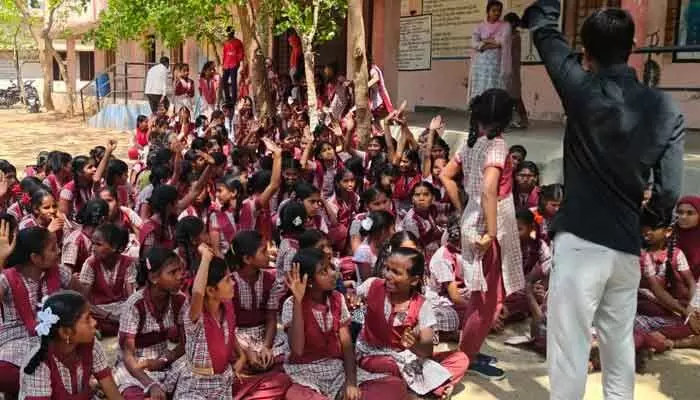 పురుగుల అన్నం మేము తినలేం సారూ.. పురుగుల అన్నం మేము తినలేం సారూ..