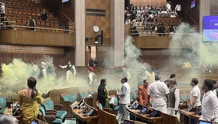 Smoke Bomb Attack : పార్లమెంటులో స్మోక్ బాంబుల దాడి Smoke Bomb Attack : పార్లమెంటులో స్మోక్ బాంబుల దాడి