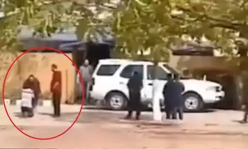 Viral video: డ్రైవర్‌ను చెప్పుతో కొట్టిన మాజీ సీఎం కుమార్తె.. ఎందుకంటే?