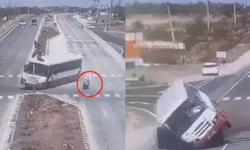 ఇద్దరి కోసం 37 ప్రాణాలు రిస్క్! హైవేపై బైక్‌ను తప్పించబోయి బస్సు బోల్తా