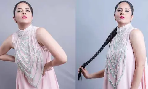హాట్ యాంకర్ అందాల ఆరబోత.. ఎర్రటి పెదాలు, మత్తెక్కించే కళ్లతో..