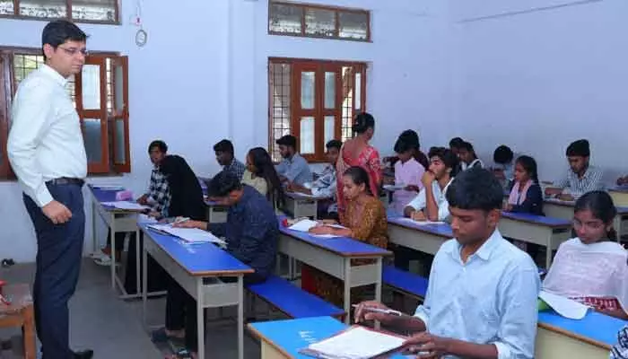 ఈ జిల్లాలో మొదటి రోజే ఎంత మంది డుమ్మా కొట్టారో తెలుసా..? ఈ జిల్లాలో మొదటి రోజే ఎంత మంది డుమ్మా కొట్టారో తెలుసా..?