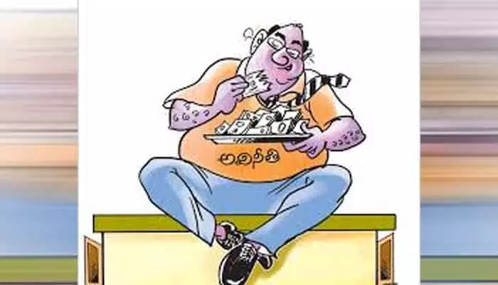 సారూ.. మీ వెనకాల ఏం జరుగుతుందో.. జర్రంత సోంచాయించుండ్రి సారూ.. మీ వెనకాల ఏం జరుగుతుందో.. జర్రంత సోంచాయించుండ్రి