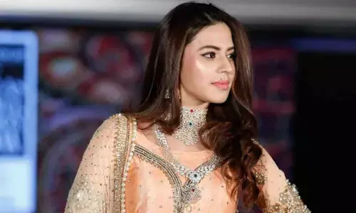 గోల్డ్ స్మగ్లింగ్ చేస్తూ పట్టుబడ్డ నటి