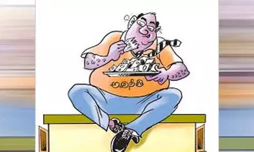 సారూ.. మీ వెనకాల ఏం జరుగుతుందో..  జర్రంత సోంచాయించుండ్రి