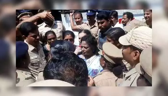 TamiliSai : మాజీ గవర్నర్ తమిళిసై అరెస్ట్ TamiliSai : మాజీ గవర్నర్ తమిళిసై అరెస్ట్