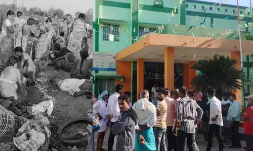 Accident: మిర్చీ కూలీలతో వెళ్తున్న వాహనం బోల్తా.. ఒకరి మృతి, 20 మందికి గాయాలు